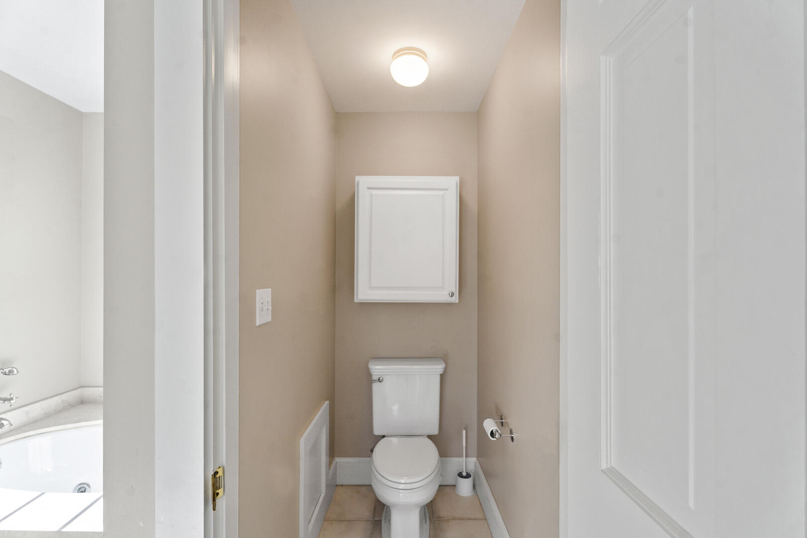 BR1 King En Suite with Shower Stall & Tub, First Floor