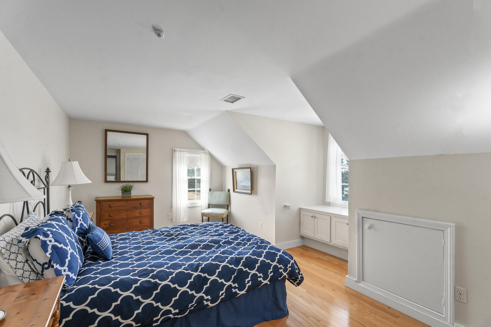 BR3 Queen, Second Floor