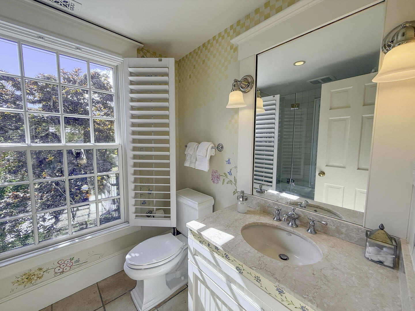 BR4 King En Suite with Shower Tub Combo, Second Floor