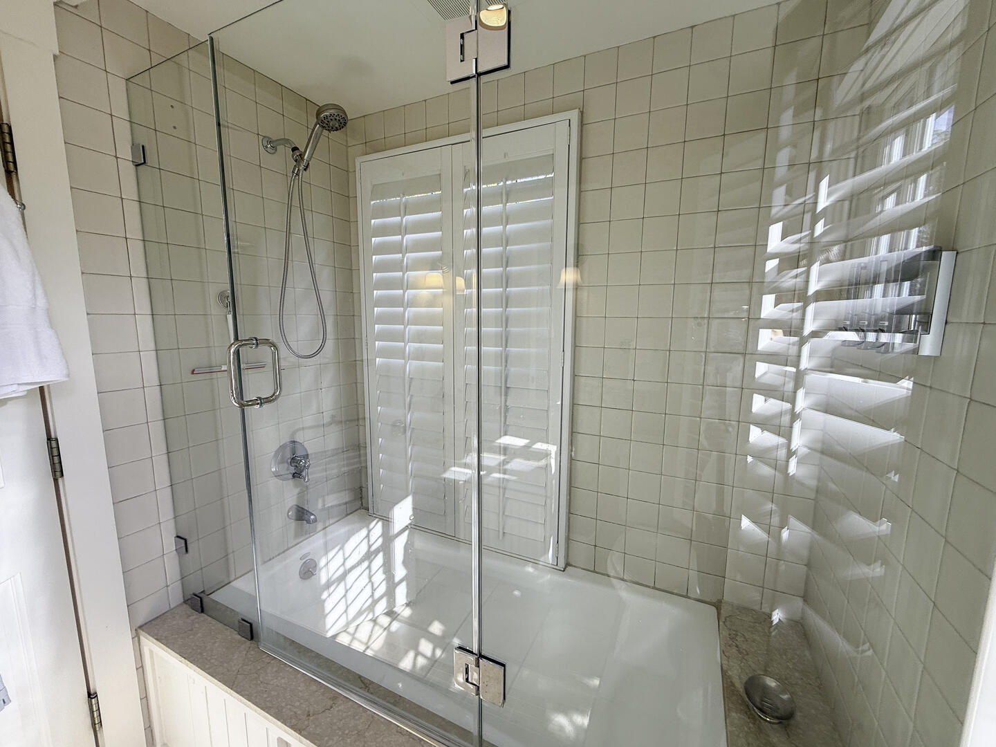BR4 King En Suite with Shower Tub Combo, Second Floor