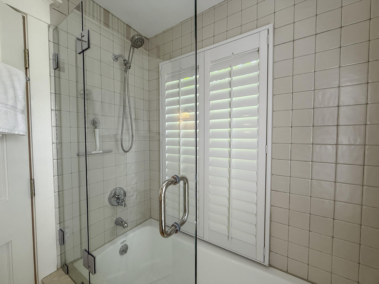 BR2 (2) Twin Beds En Suite with Shower Tub Combo, First Floor