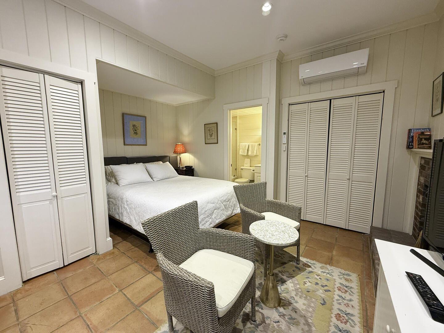 BR5 Queen, Lower Level Studio