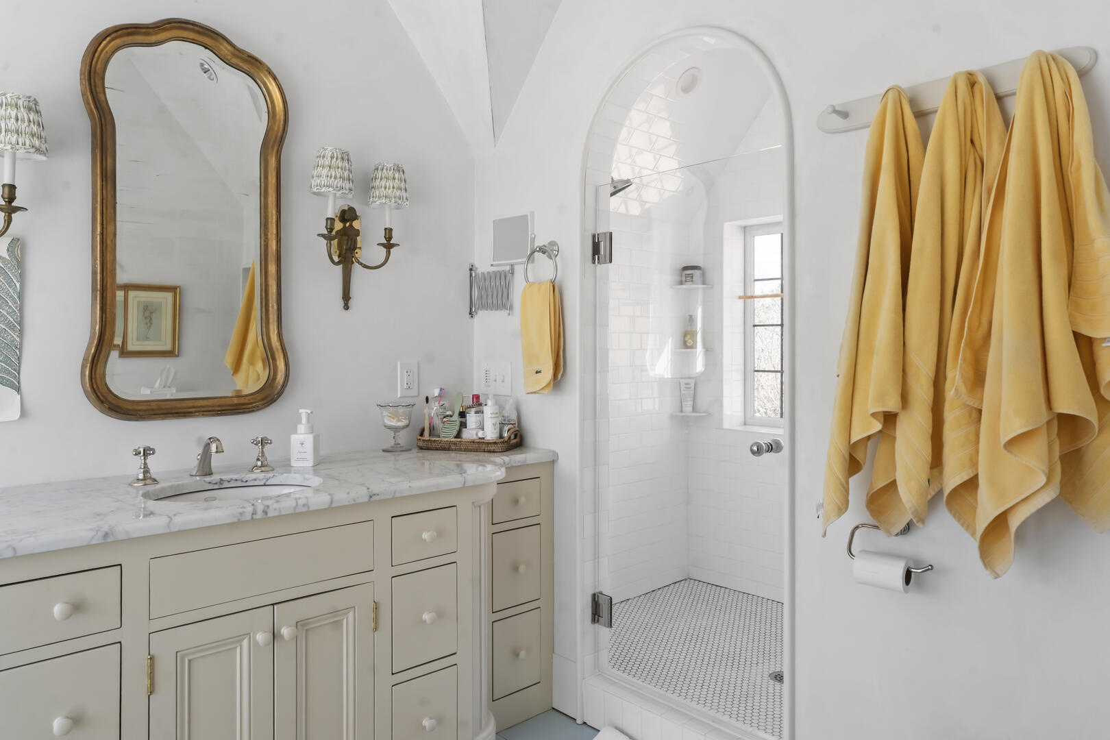 BR1 King En Suite with Shower Stall 