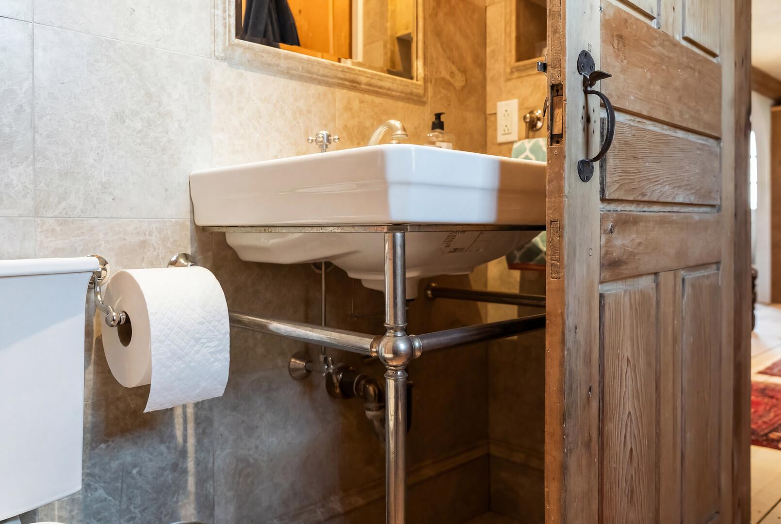 BR5 Queen En Suite with Shower Tub Combo, First Floor