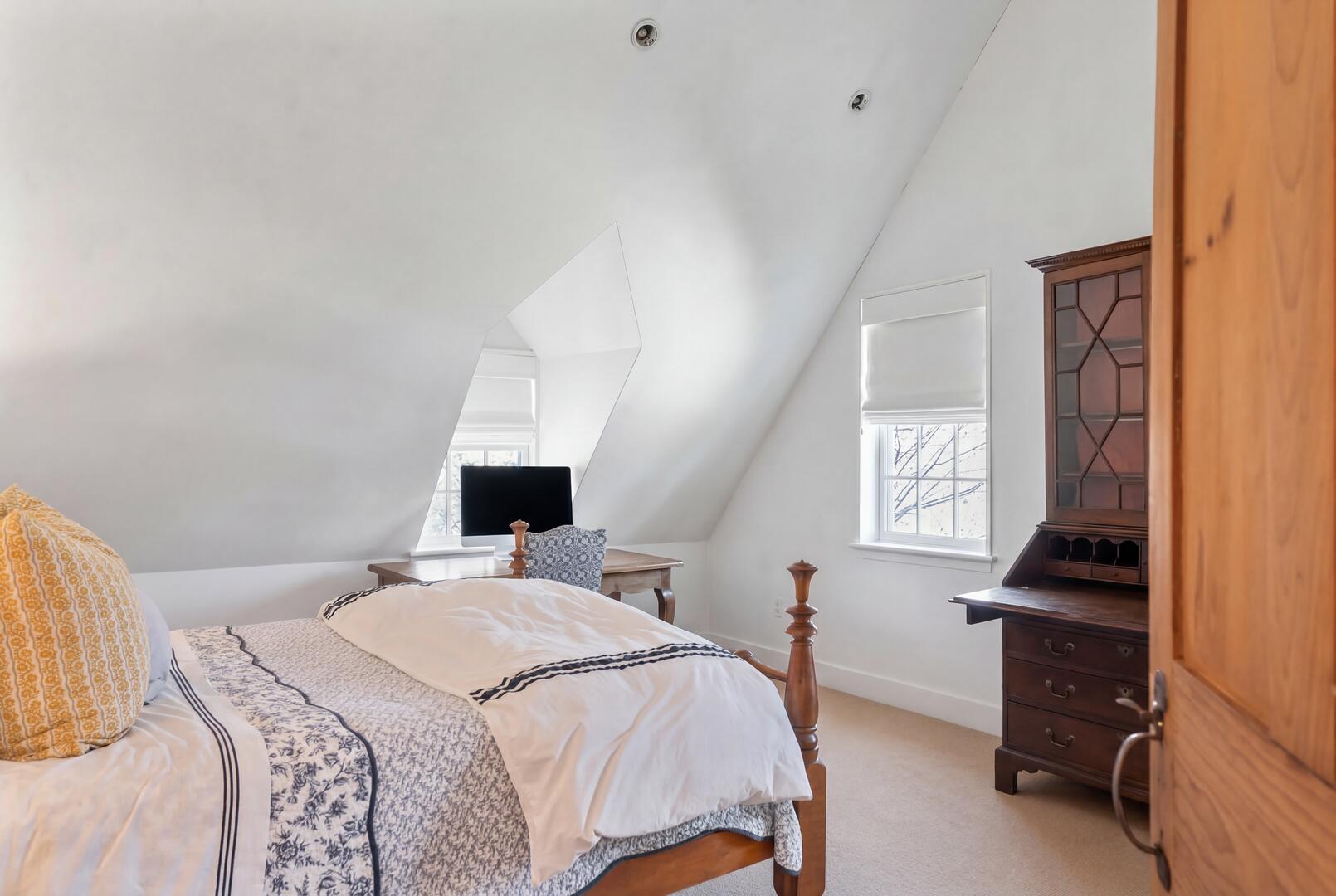 BR3 Queen, Second Floor