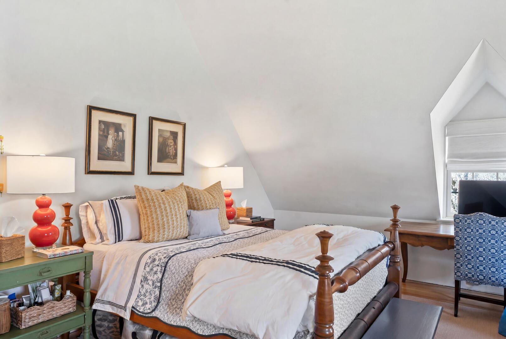 BR3 Queen, Second Floor