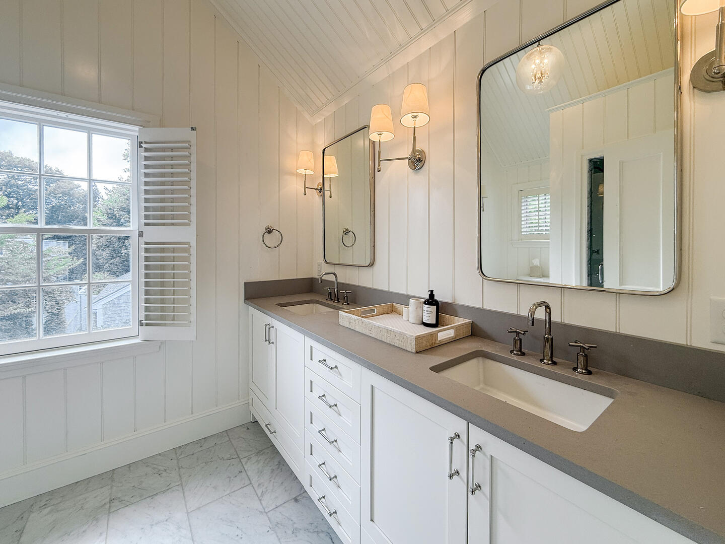 BR1 King En Suite with Shower Stall, Second Floor