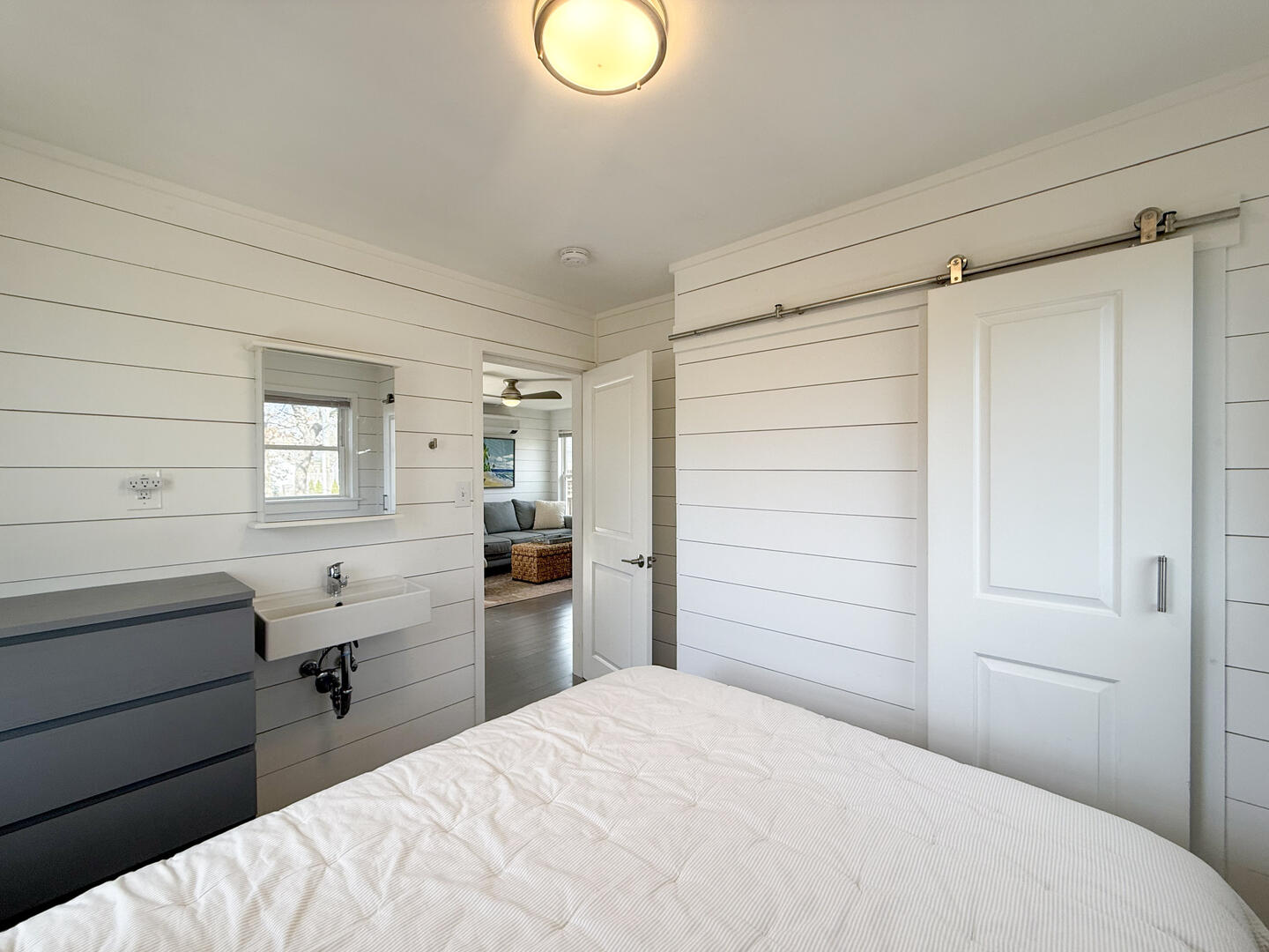 BR1 Queen, Main Level