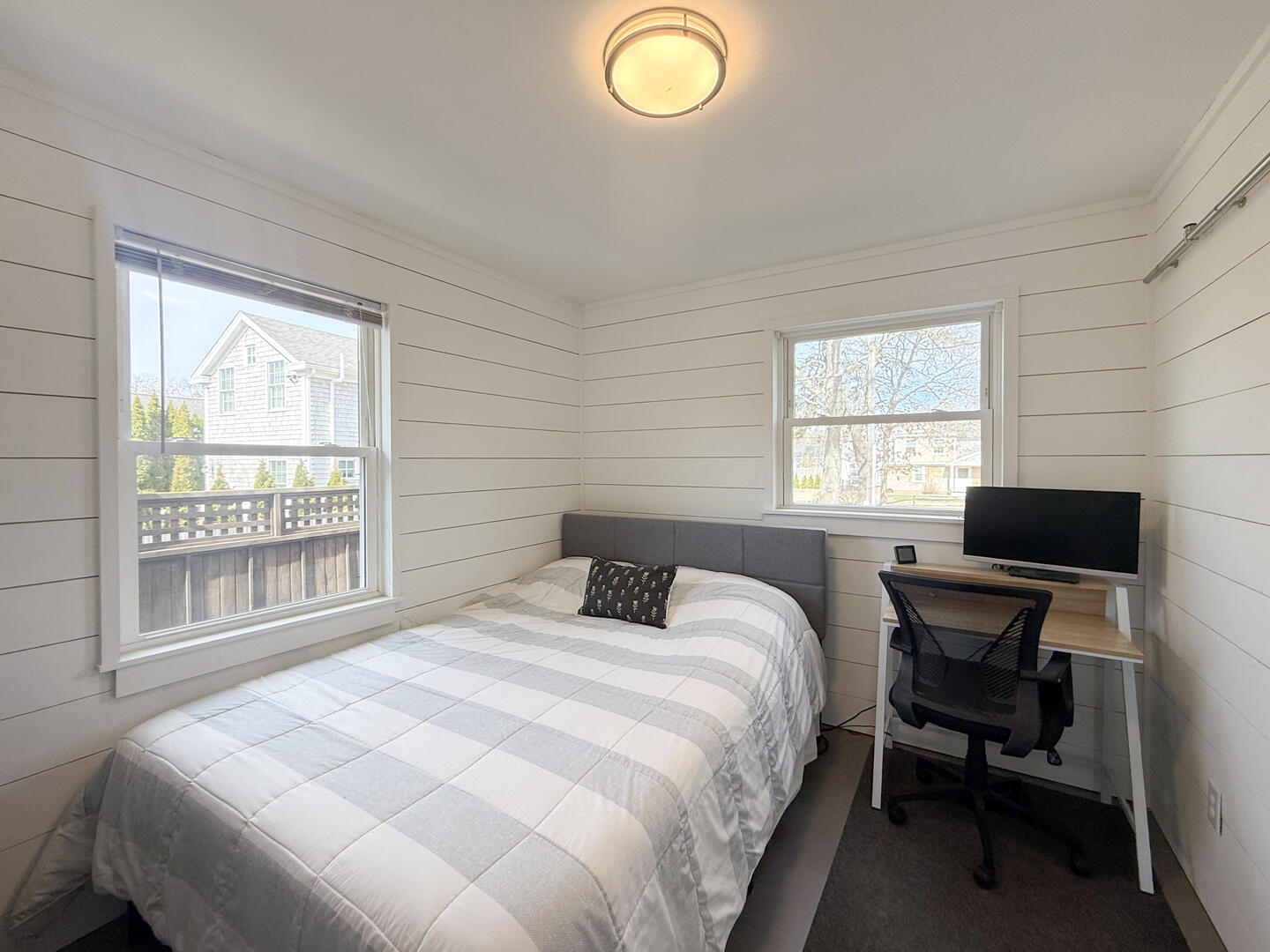 BR2 Queen, Main Level