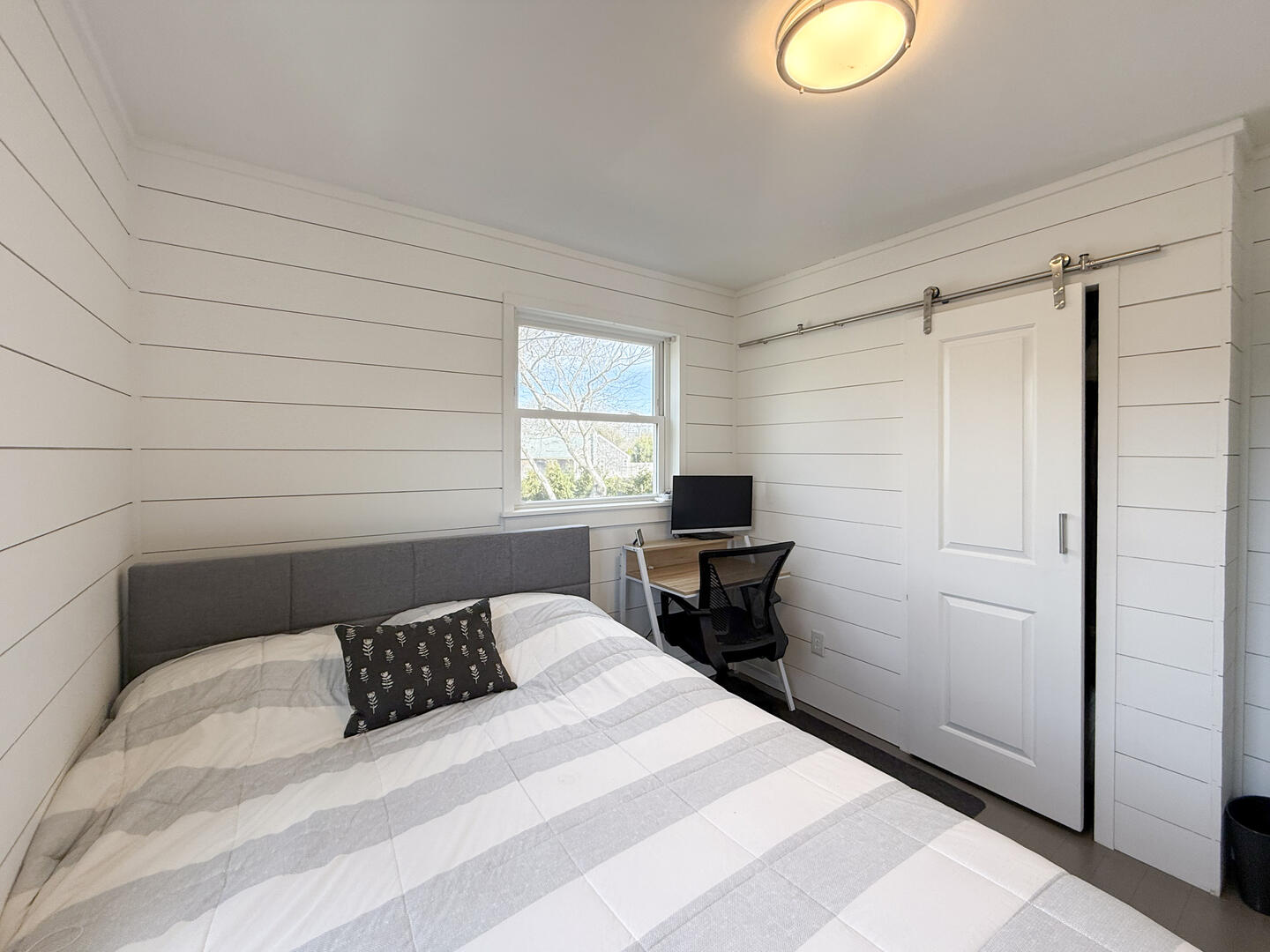 BR2 Queen, Main Level