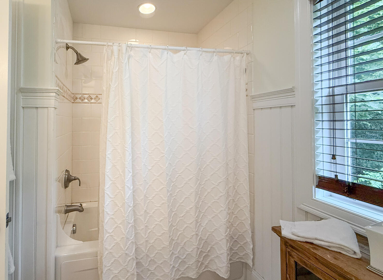 BR1 King En Suite with a Shower Tub Combo, Second Floor