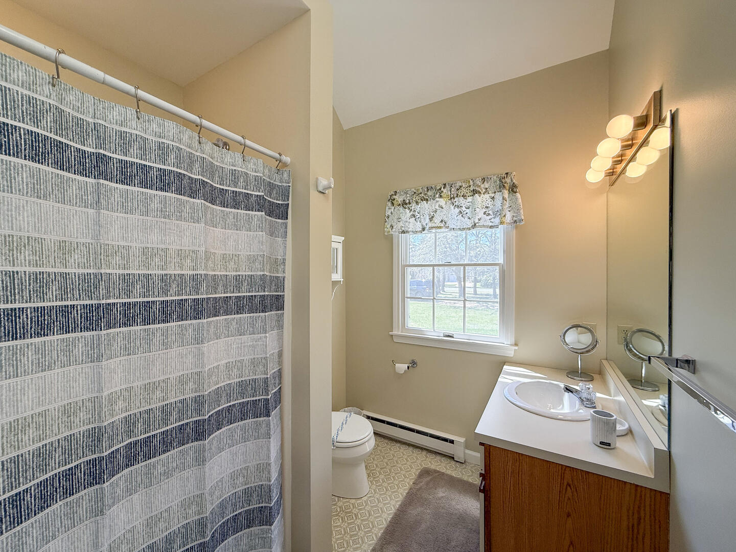 BR1 King En Suite with a Shower Tub Combo, First Floor