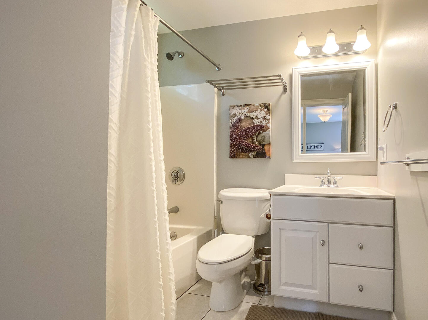 BR1 Queen En Suite with a Shower Tub Combo, First Floor