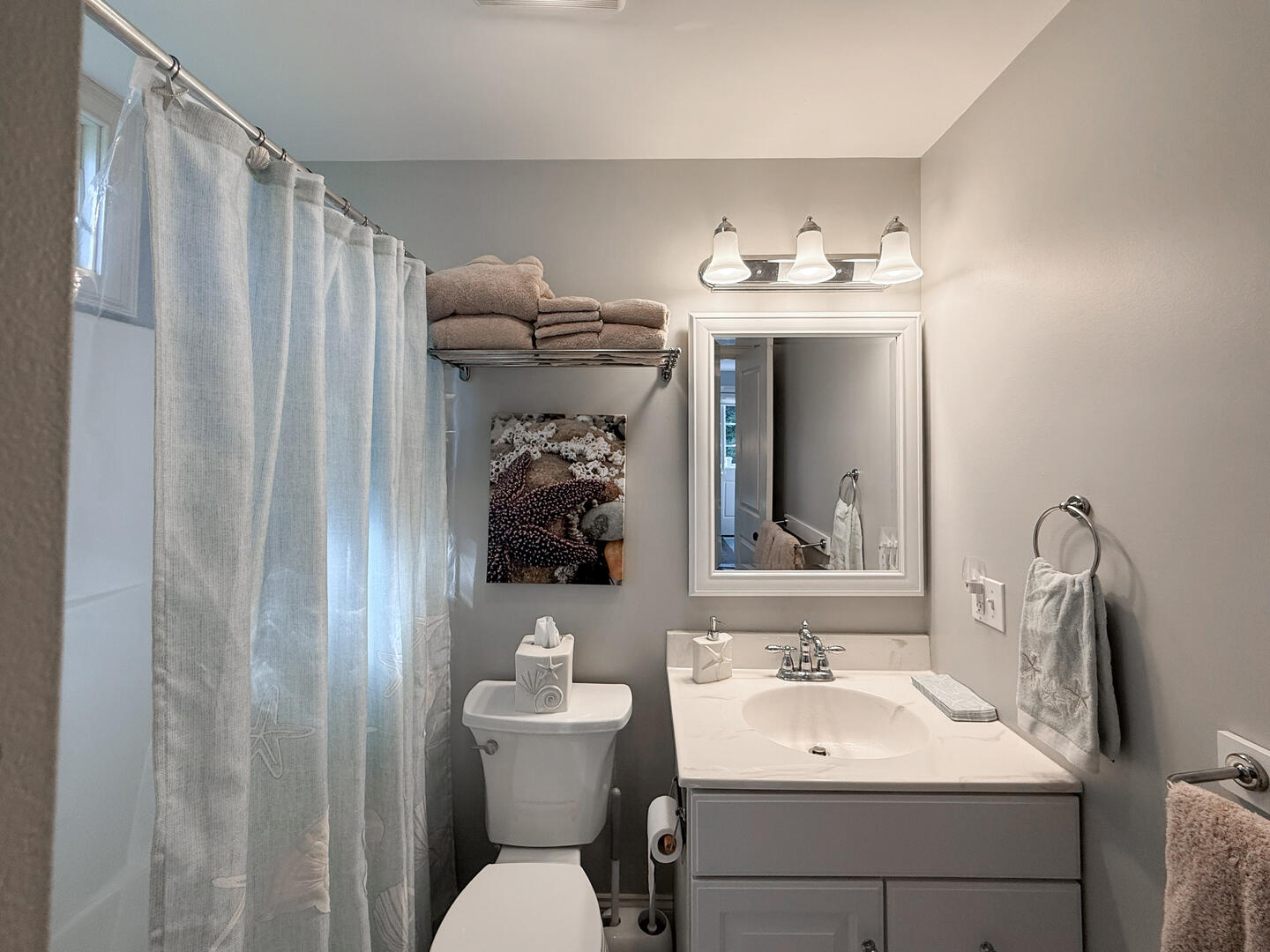 BR1 Queen En Suite with a Shower Tub Combo, First Floor