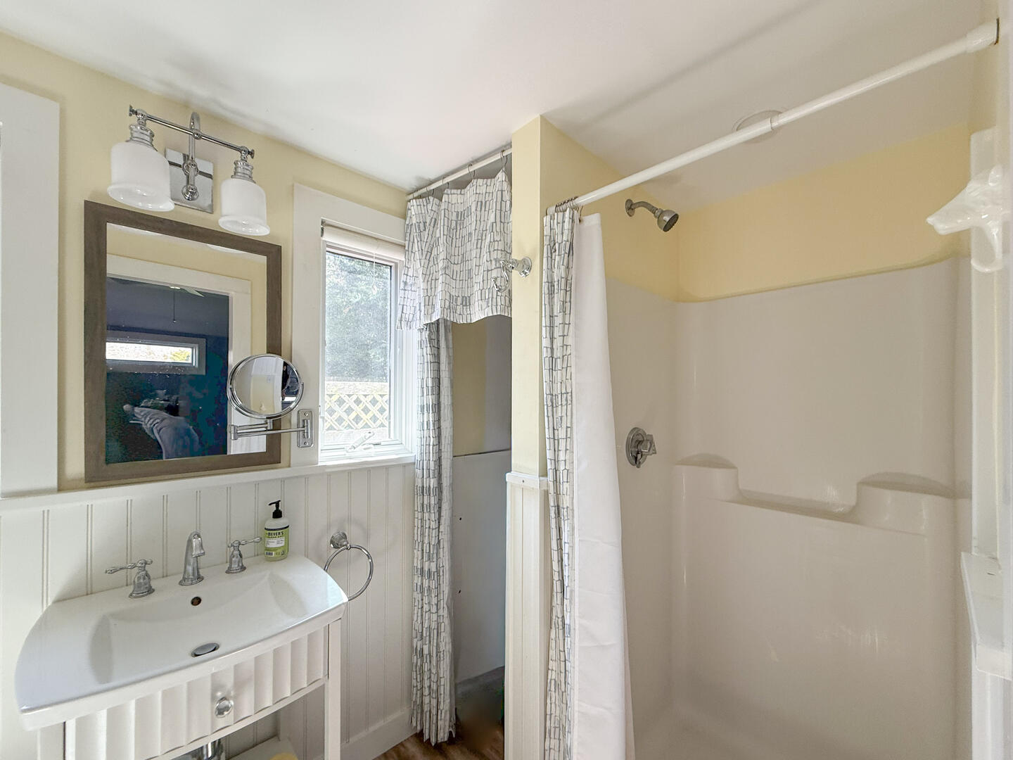 BR5 Queen En Suite with a Shower Stall, Guest Cottage