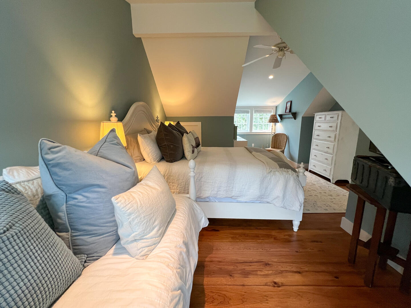 BR3 Queen and a Twin Bed, Second Floor