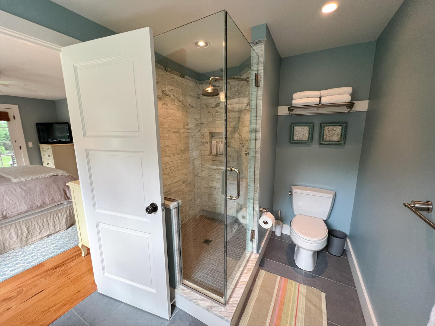 BR1 King En Suite with a Shower Stall, Main Leve