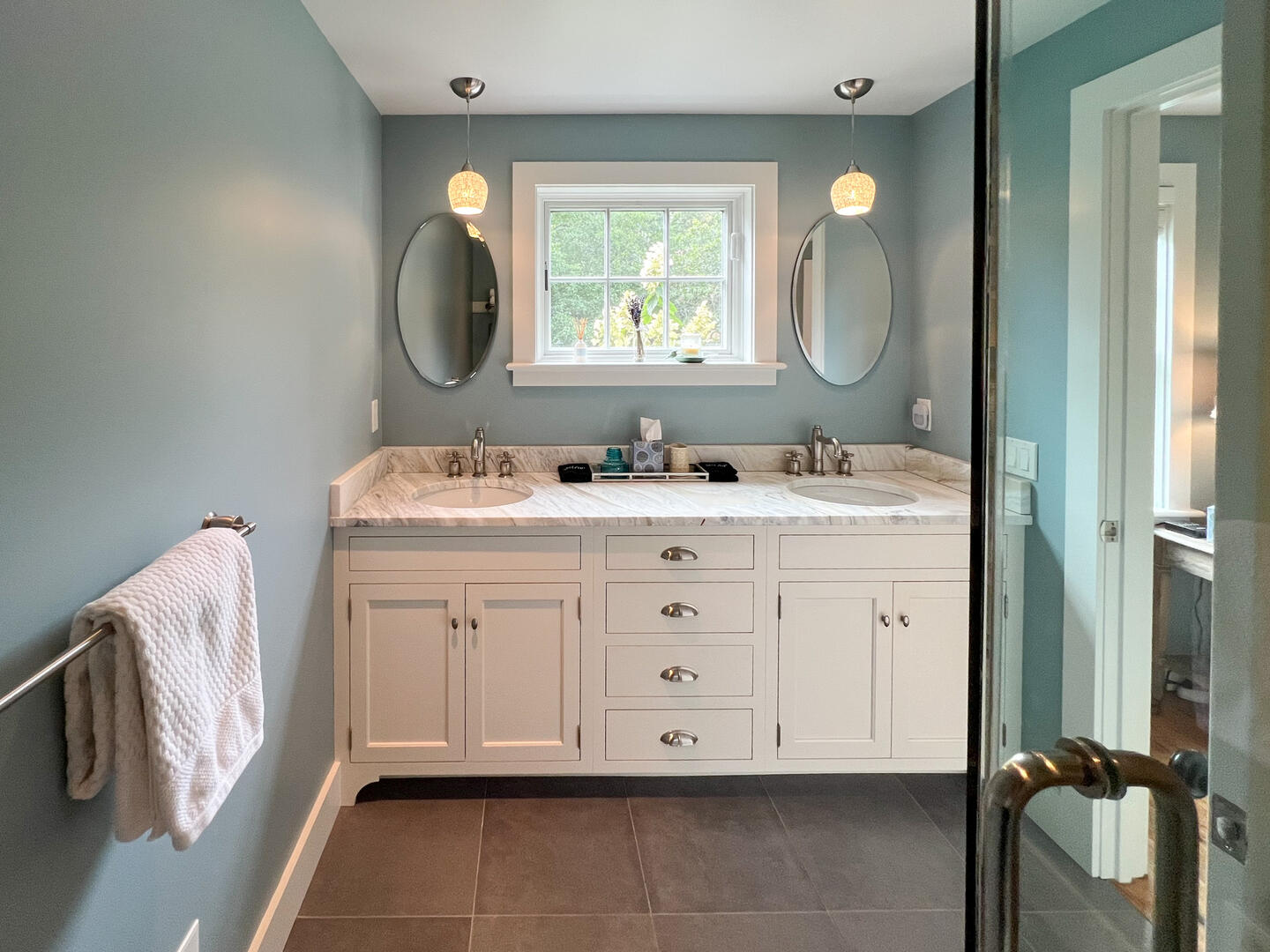 BR1 King En Suite with a Shower Stall, Main Leve