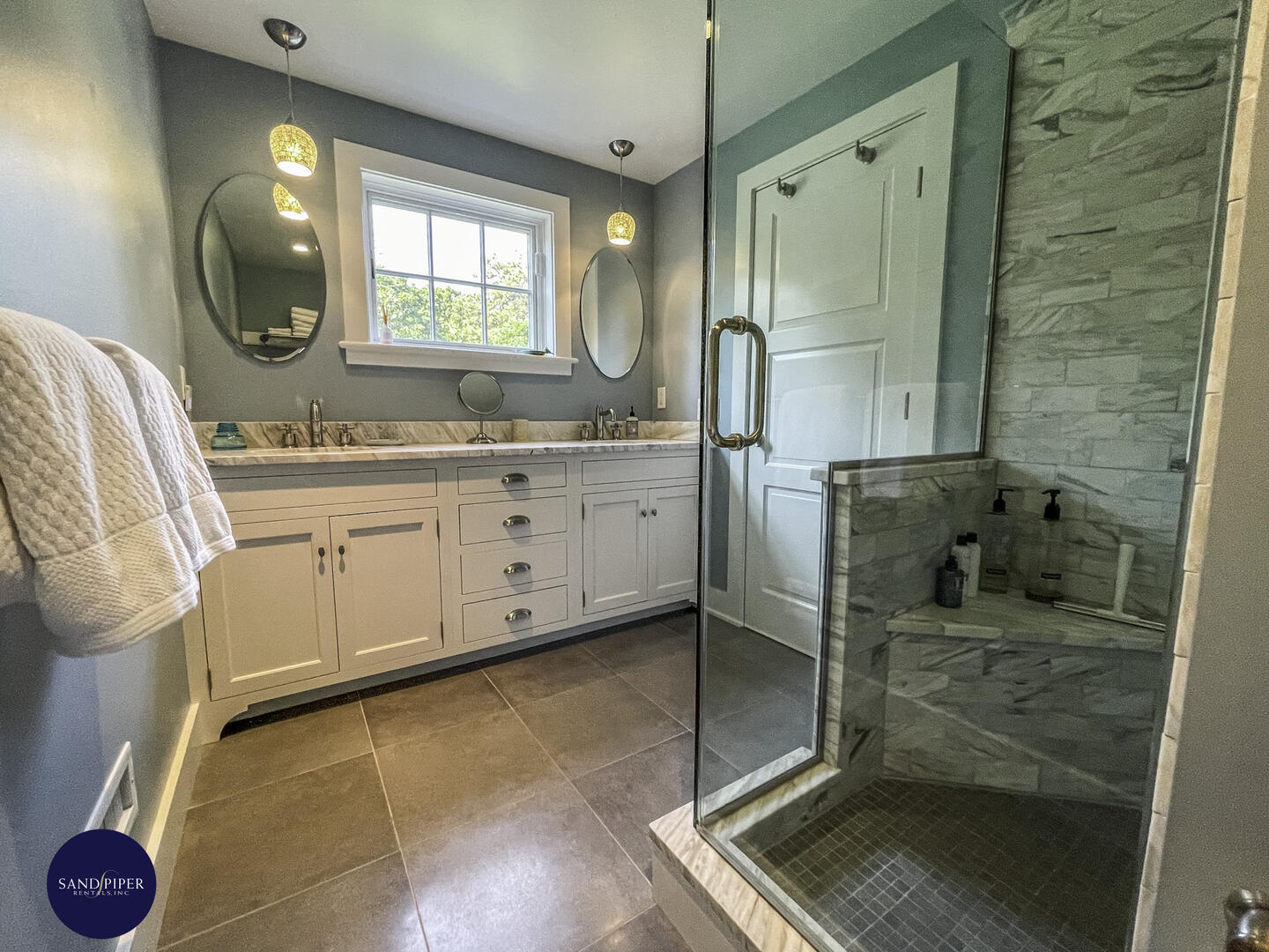 BR1 En Suite Bath with Double Sinks