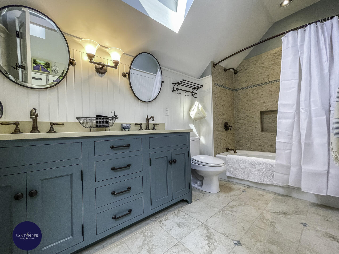 Hall Bath Tub/Shower, 2nd Floor
