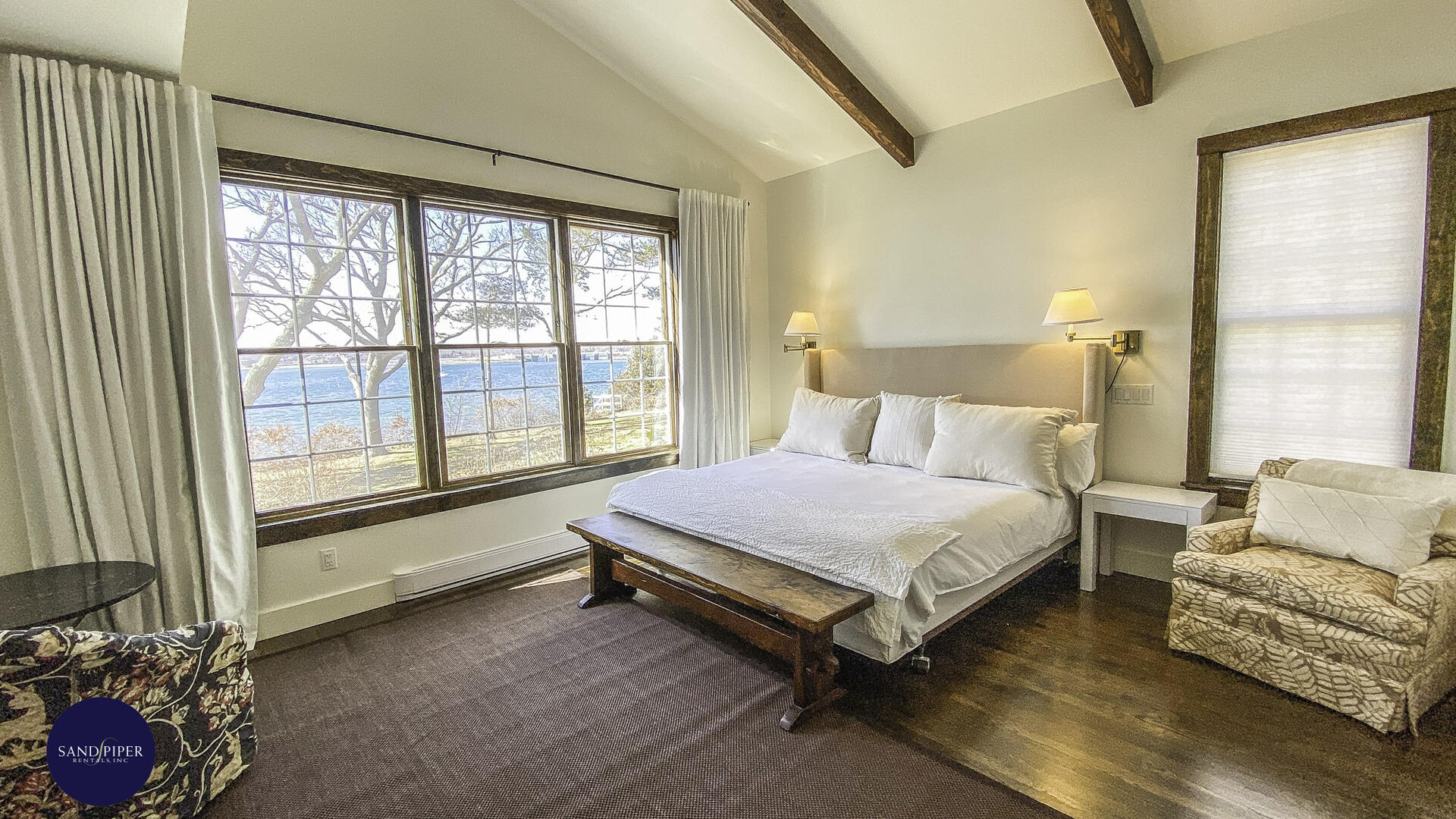 BR1 Master bedroom en suite, with shower and separate tub, 1st floor