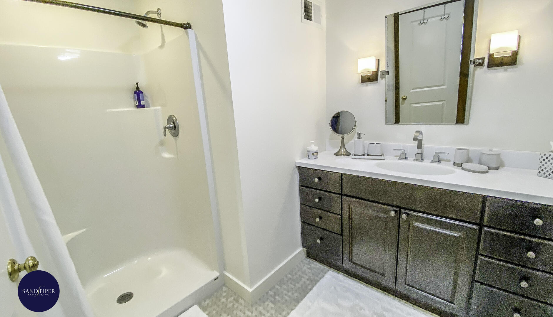 BR3 bath with shower