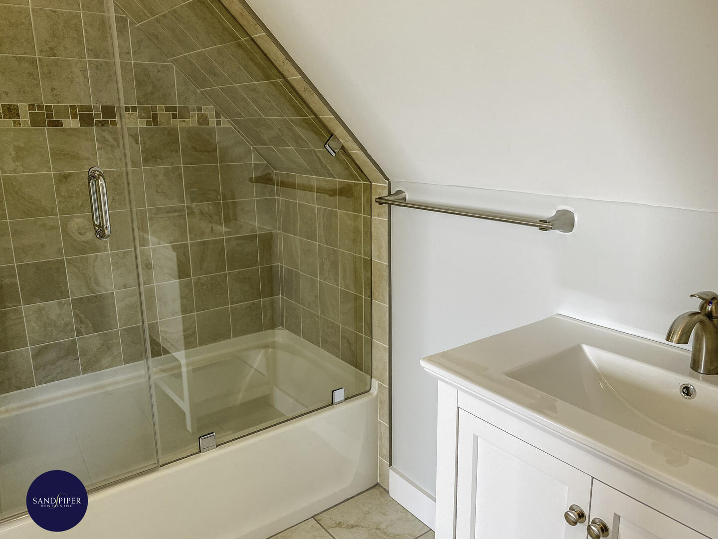 BR1, Ensuite Bath 2 with Combination Tub Shower