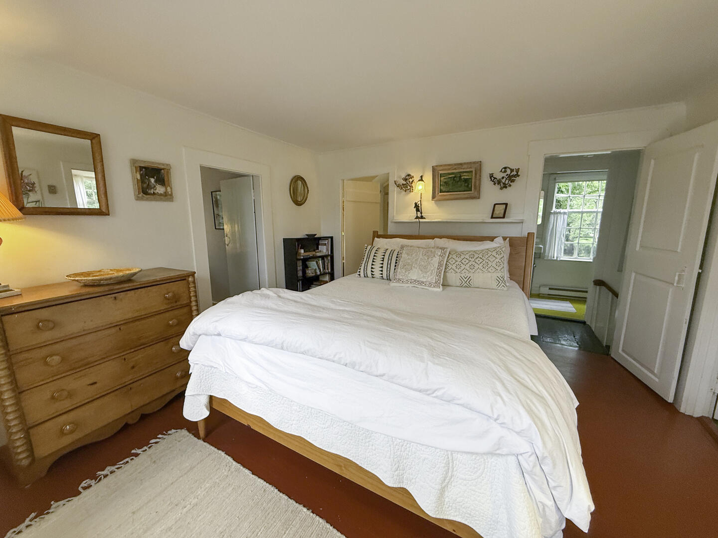 BR1 Queen, Second Floor