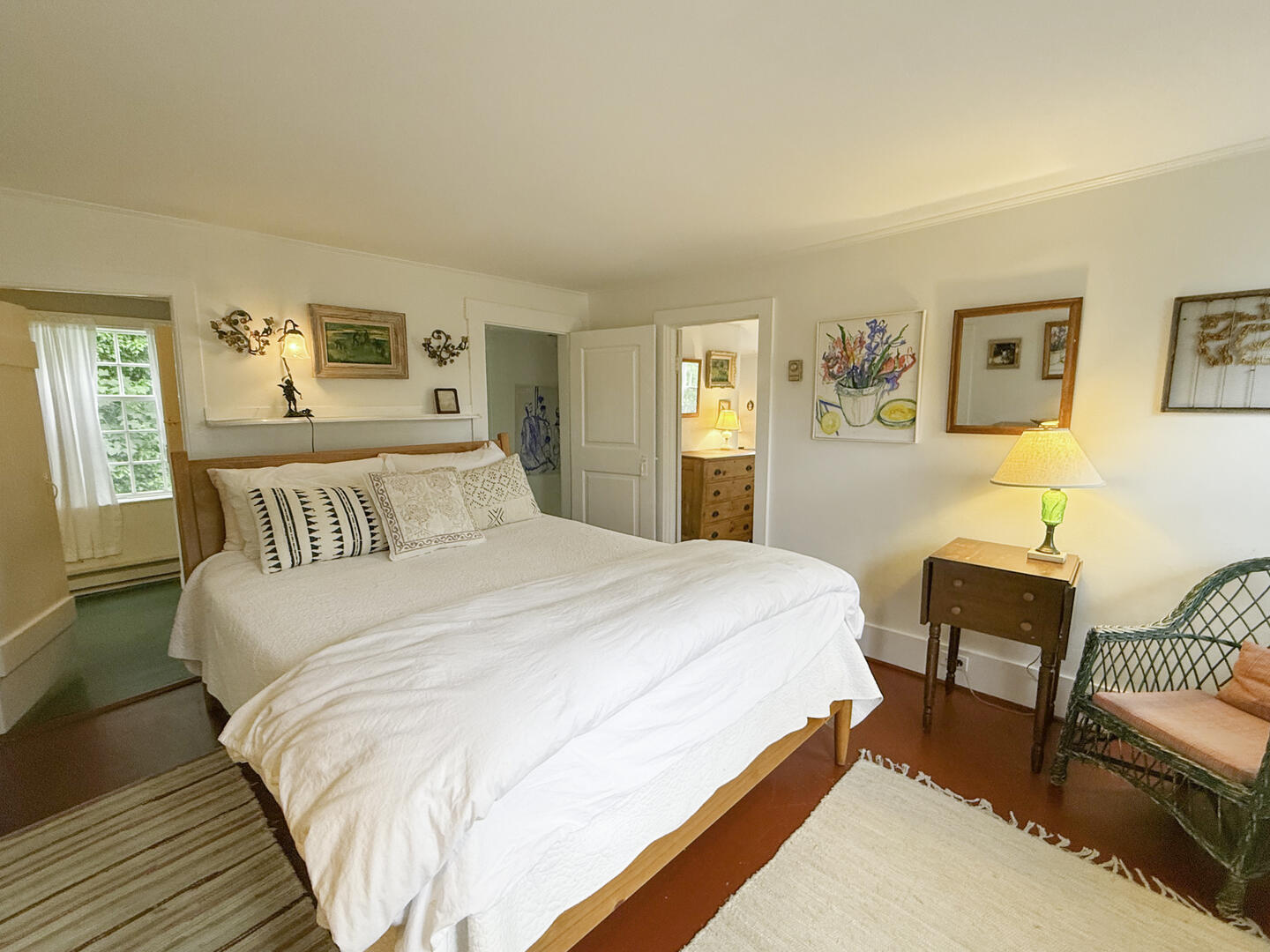 BR1 Queen, Second Floor