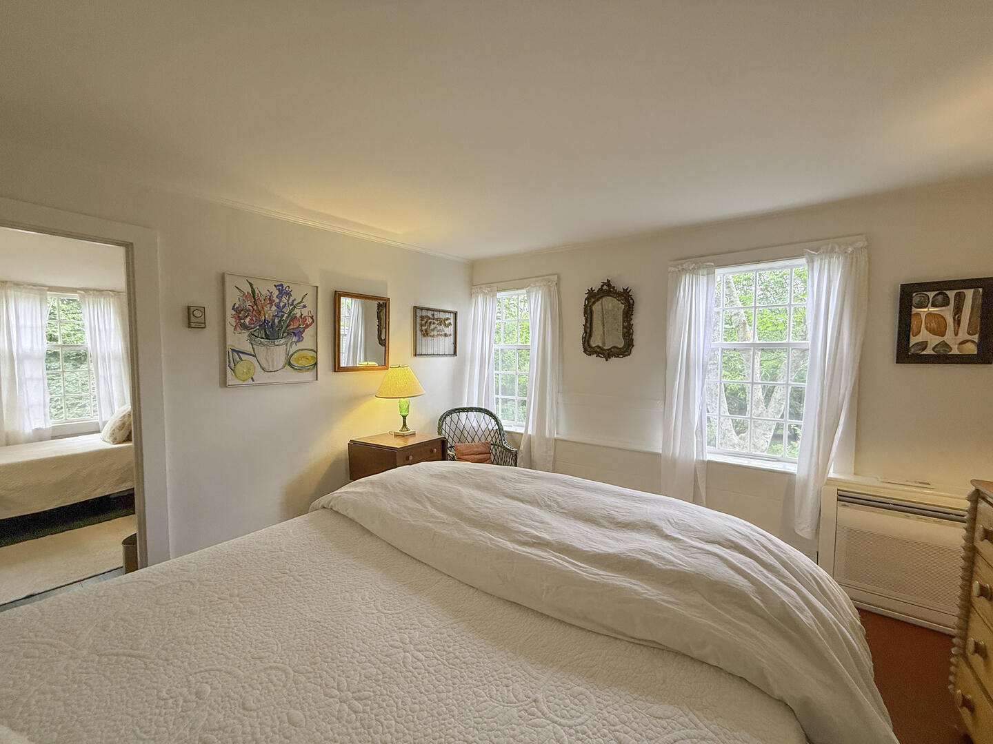 BR1 Queen, Second Floor