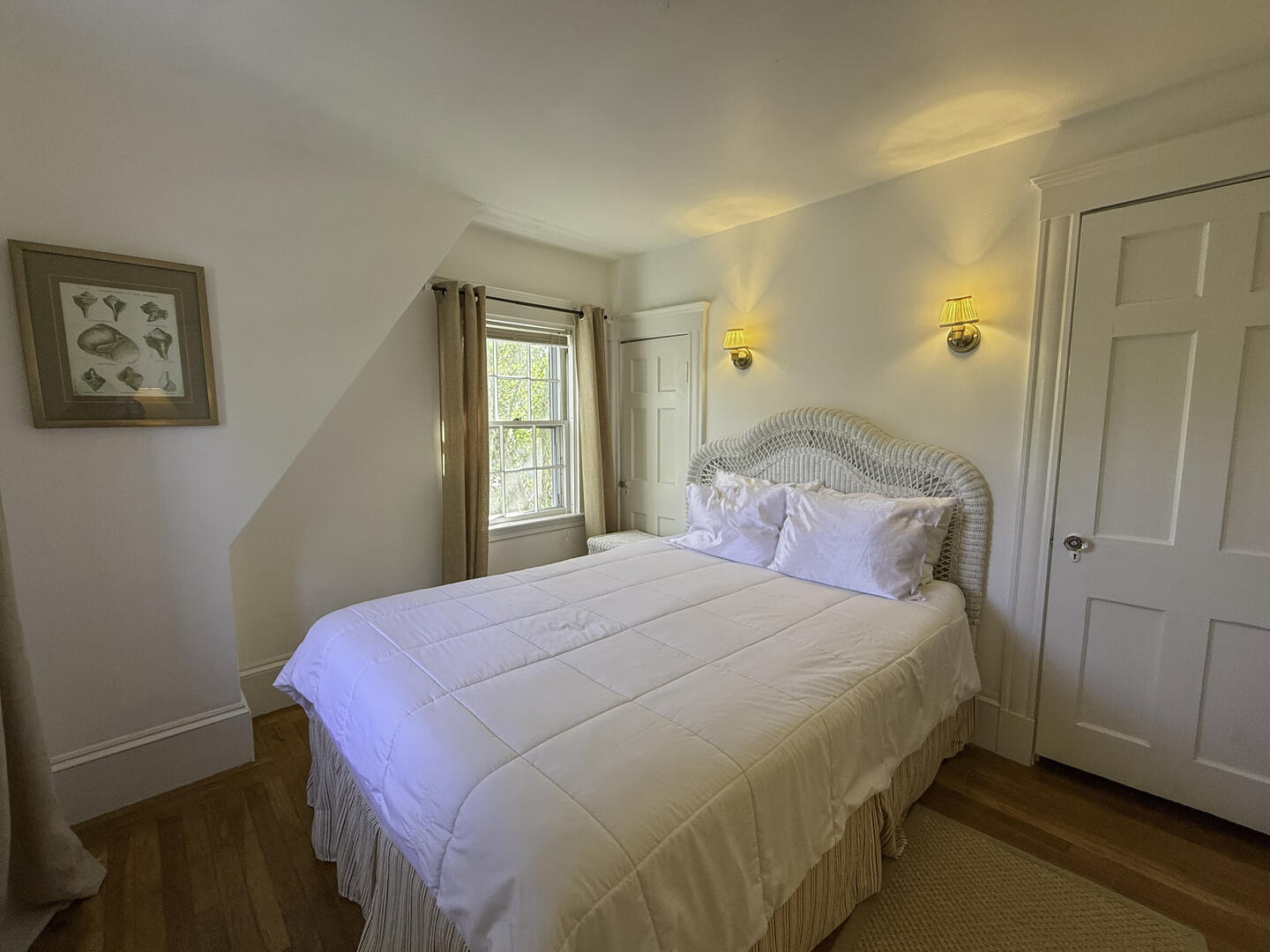 BR3 Queen, Second Floor