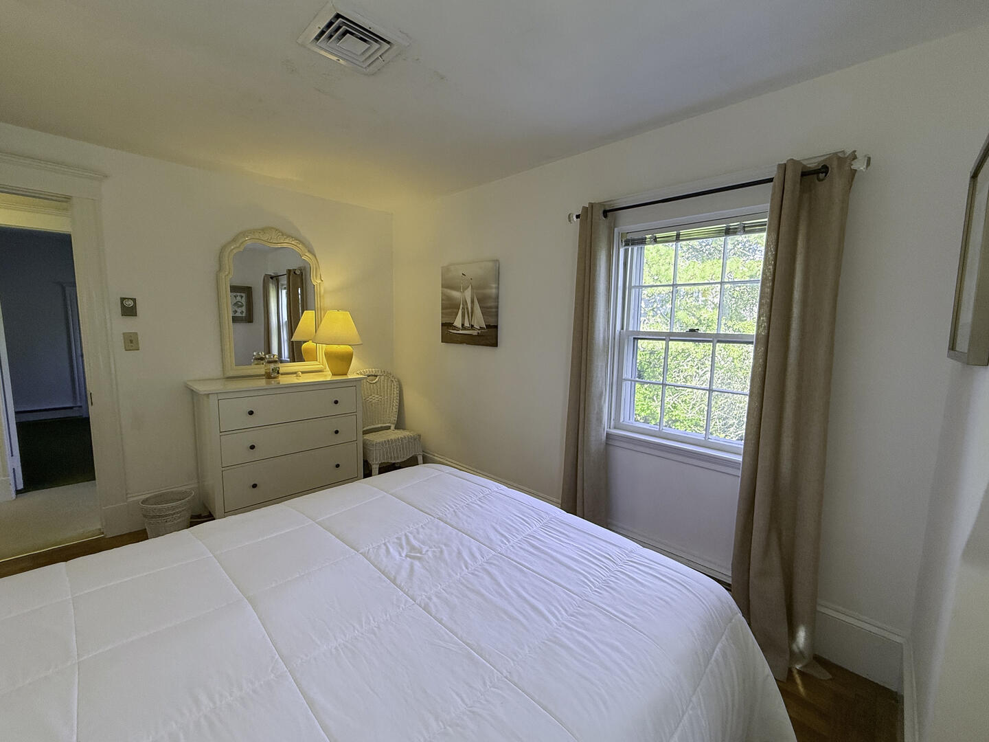 BR3 Queen, Second Floor