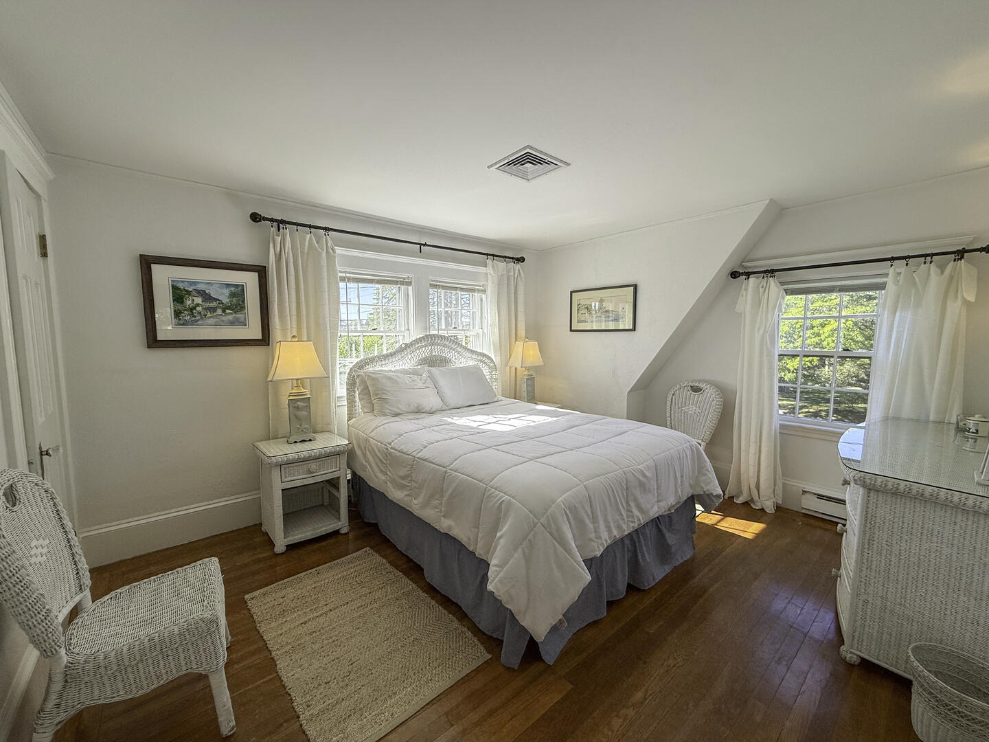 BR2 Queen, Second Floor