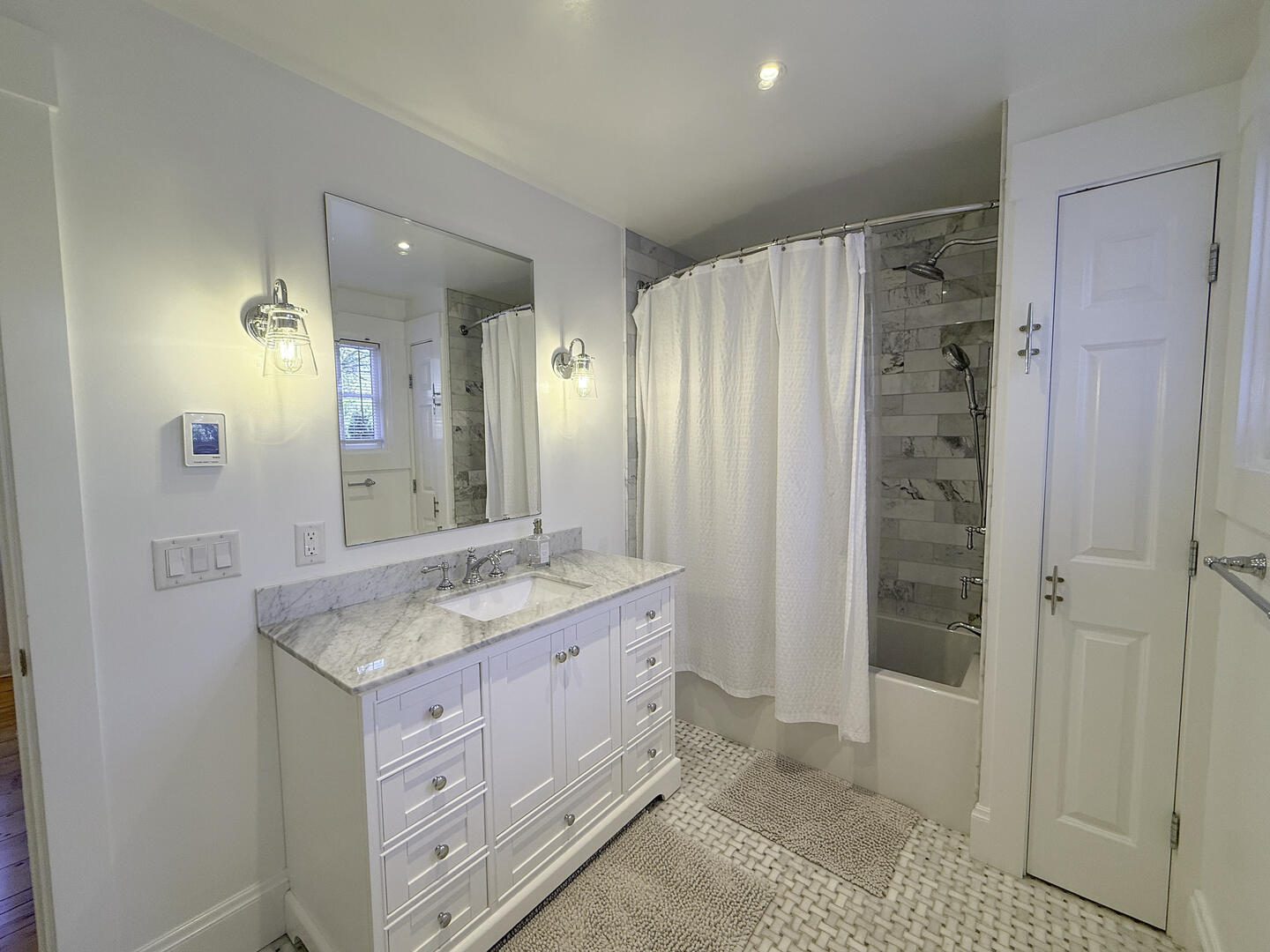 BR1 King En Suite with Shower Tub Combo, First Floor