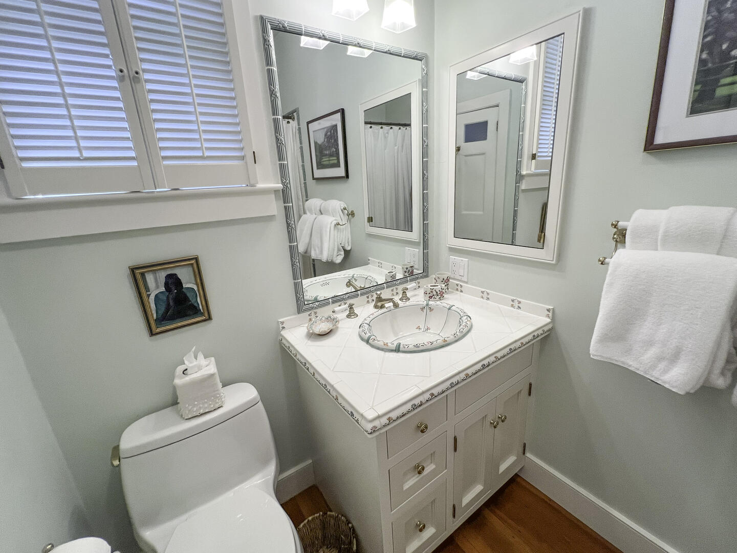 BR1 Queen En Suite with Tub Shower Combo, First Floor