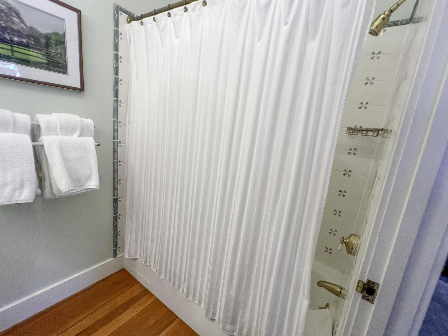 BR1 Queen En Suite with Tub Shower Combo, First Floor