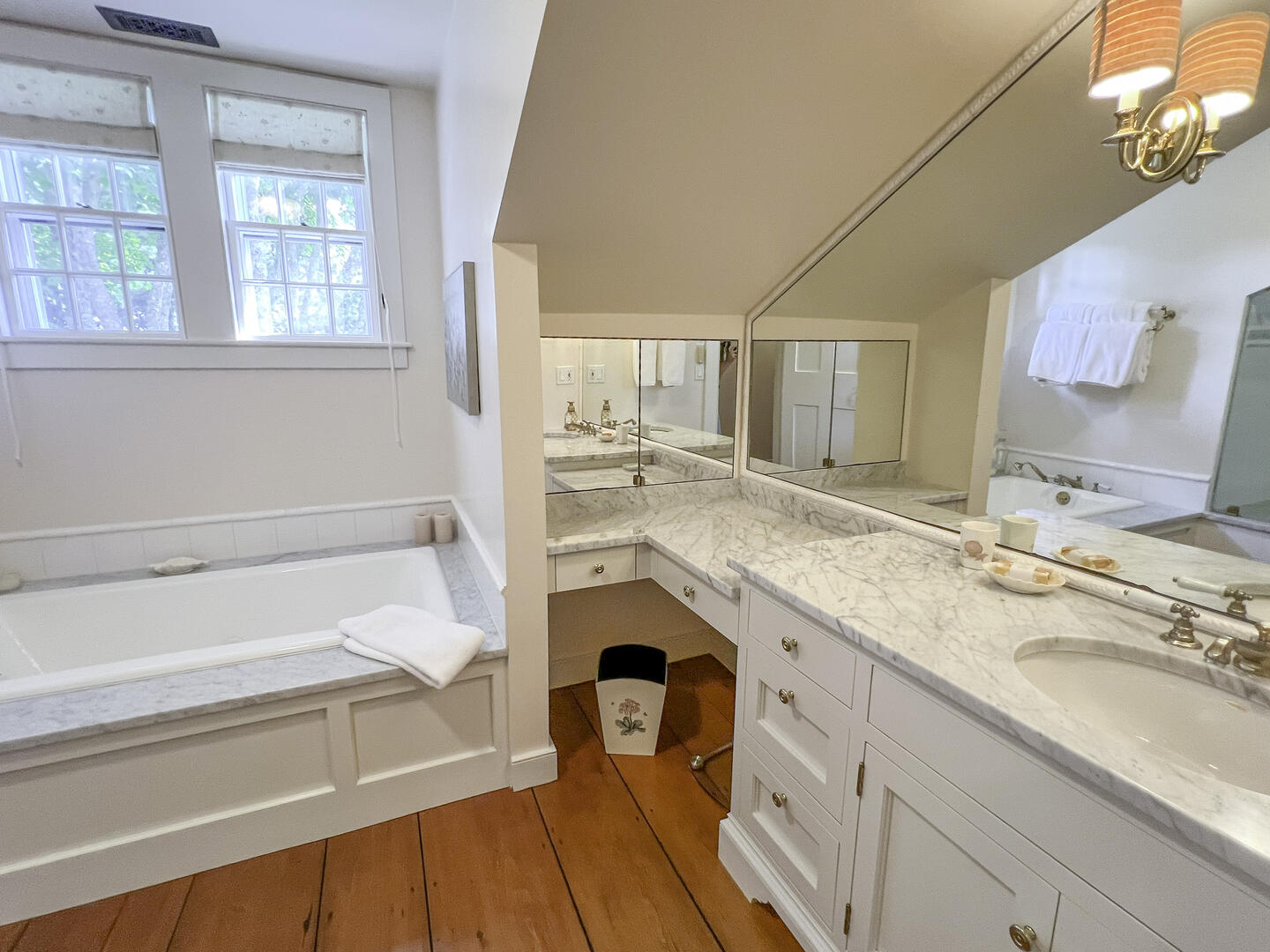 BR2 Queen En Suite with Separate Tub 