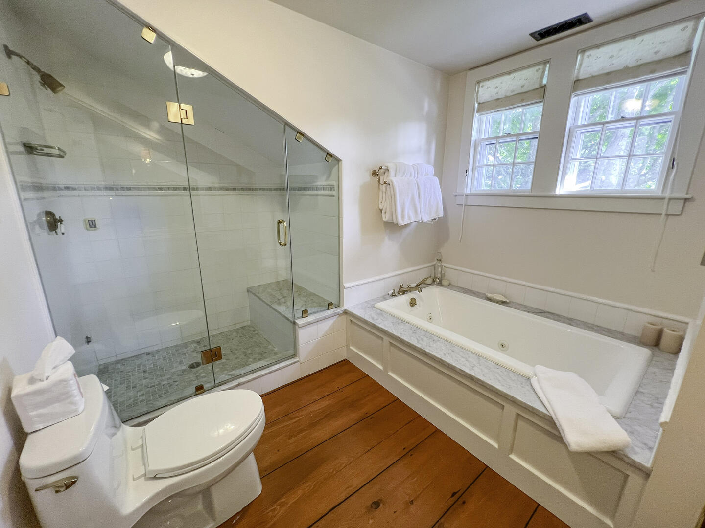 BR2 Queen En Suite with Separate Tub 