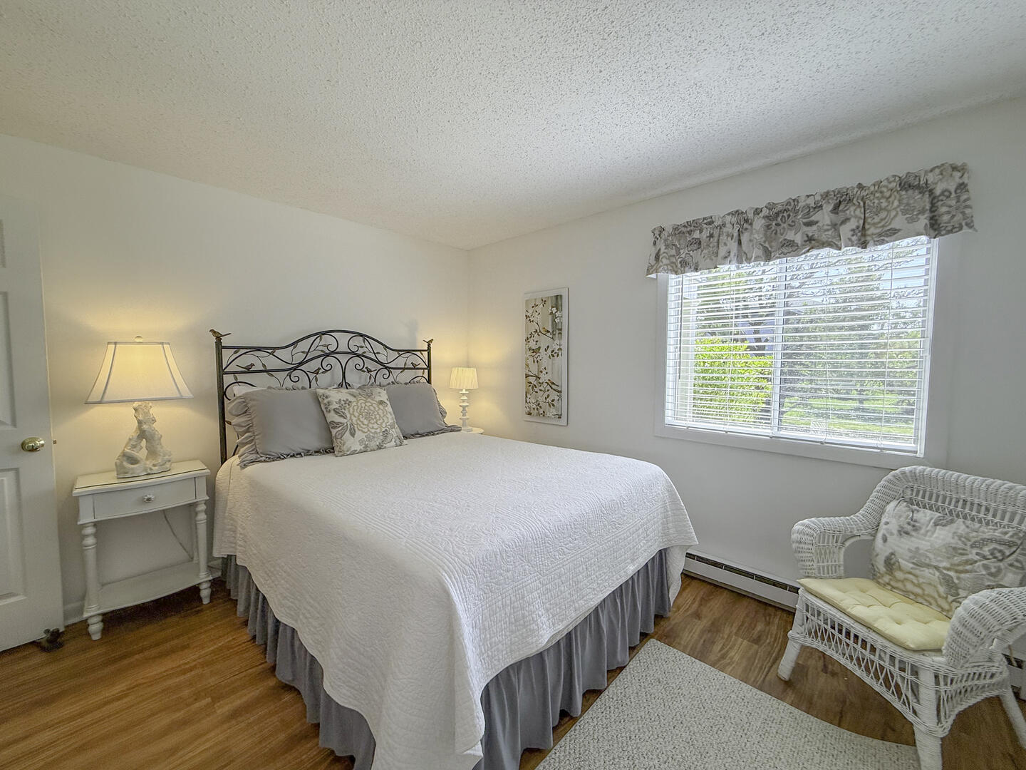 BR1 Queen, Lower Level