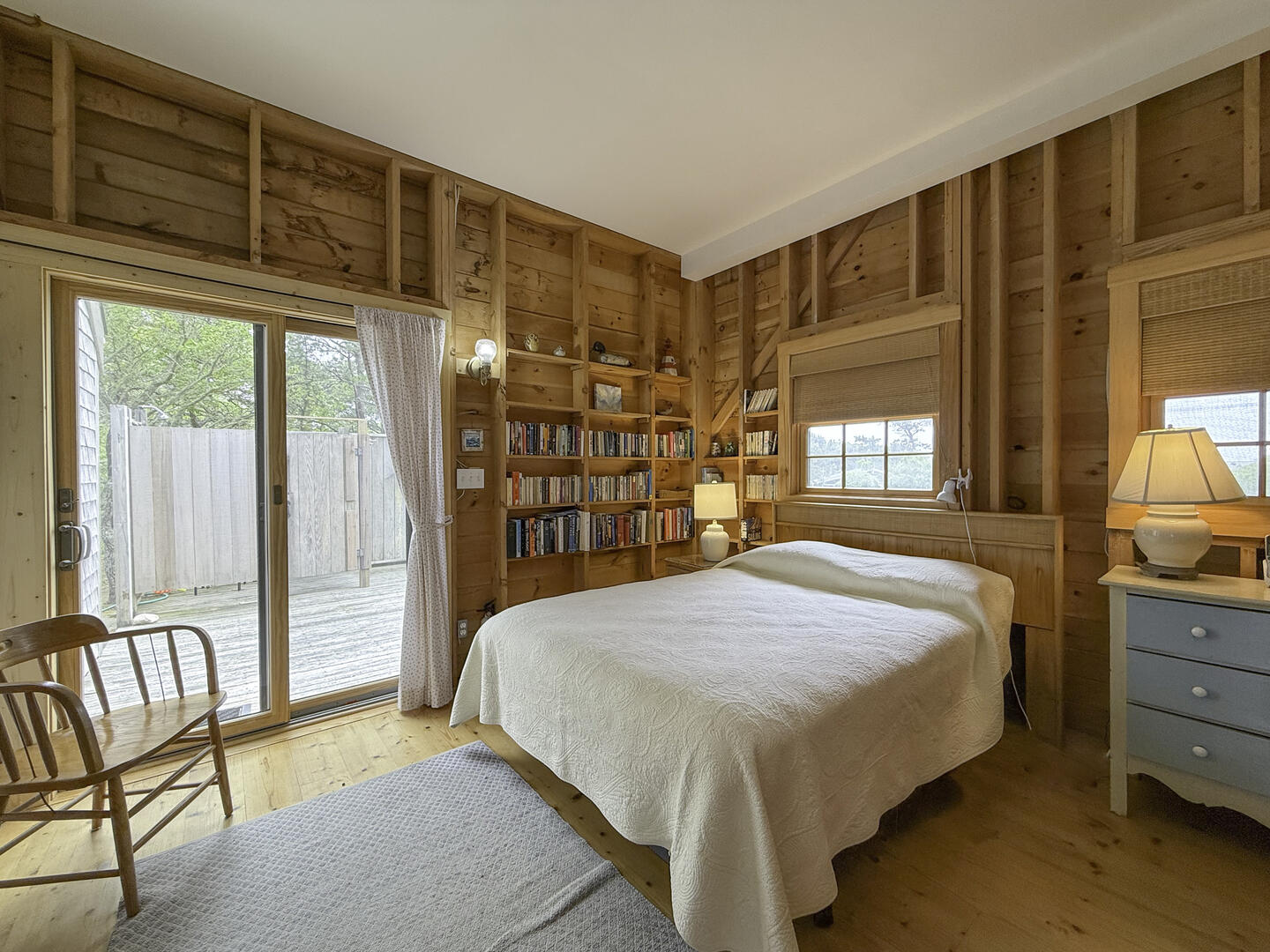 BR1 Queen with Adjoining Hall Bath, First Floor