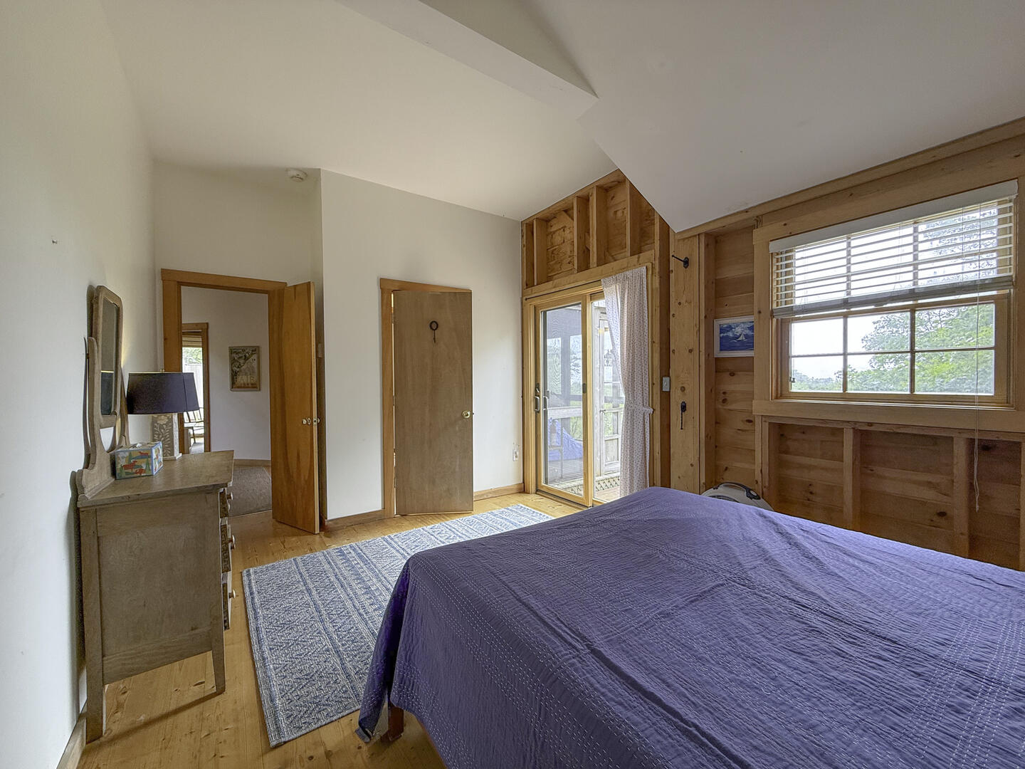 BR2 Queen with Adjoining Half Bath, First Floor