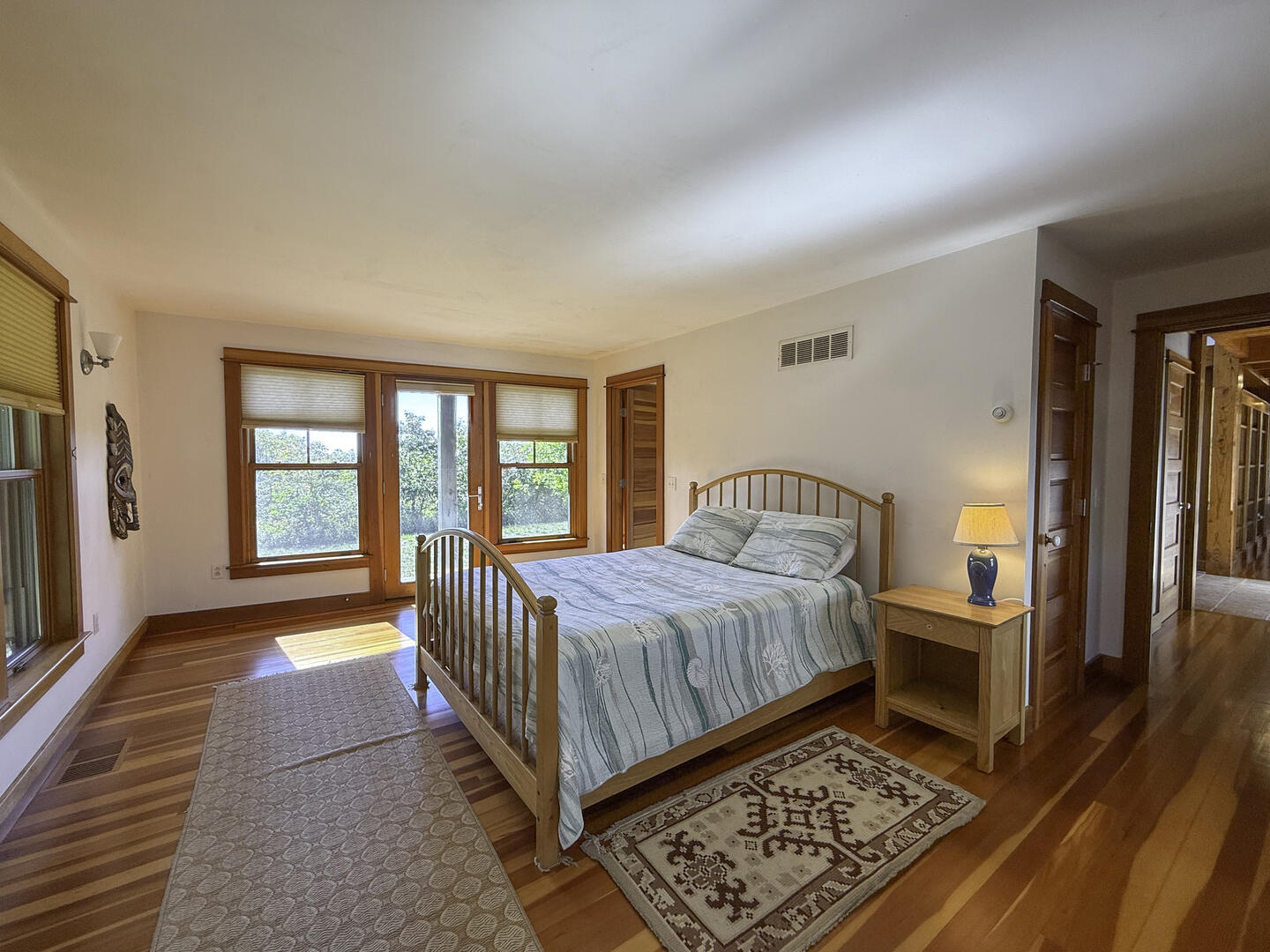 BR1 Queen with Adjoining Hall Bath, First Floor