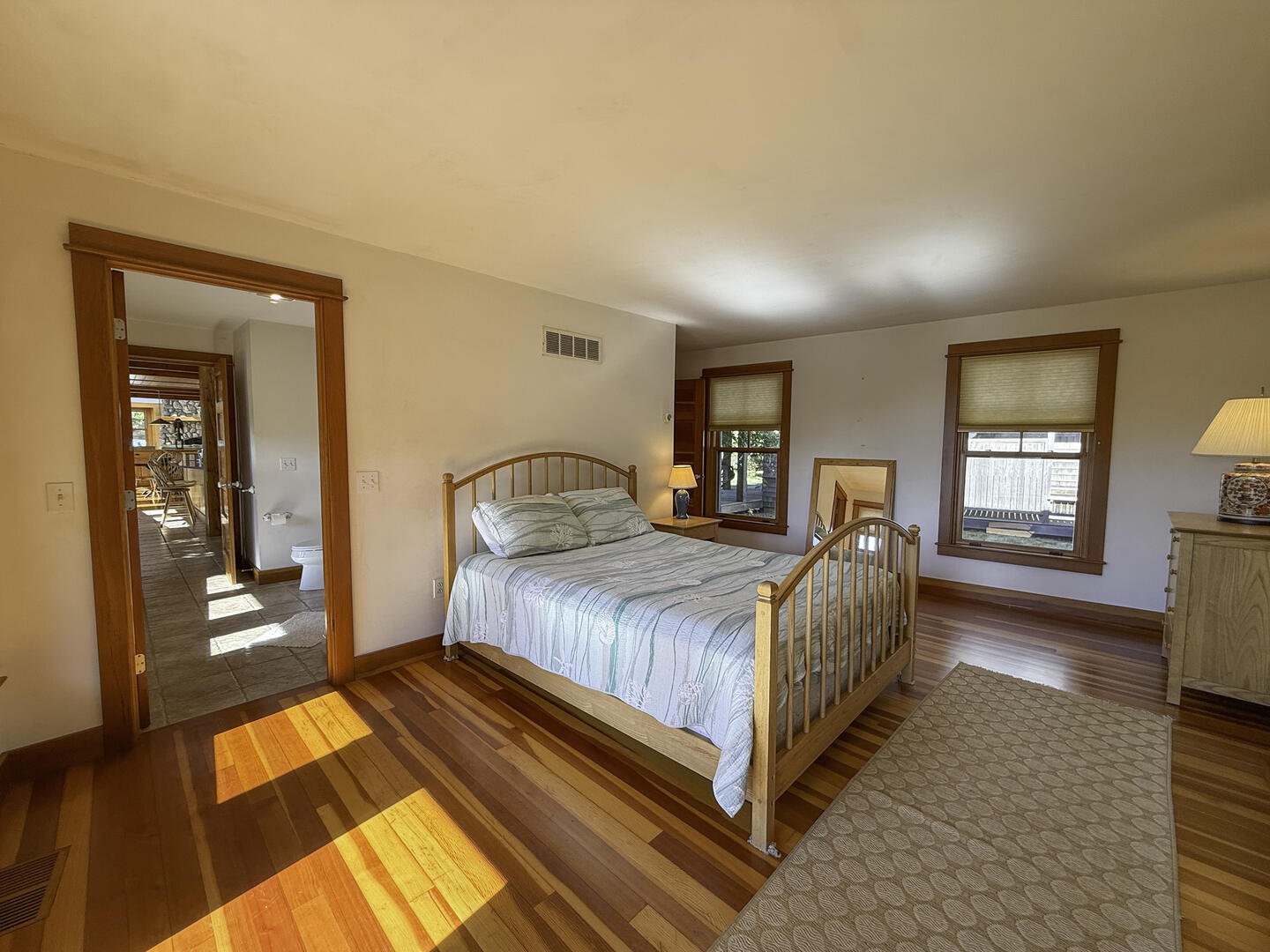 BR1 Queen with Adjoining Hall Bath, First Floor