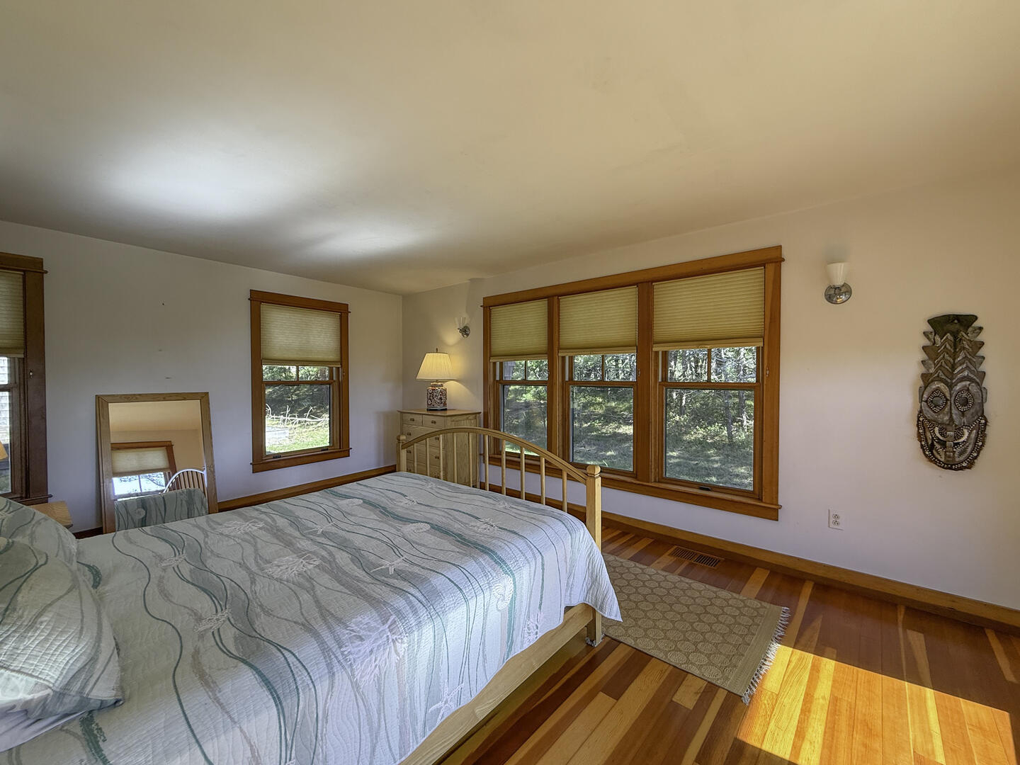 BR1 Queen with Adjoining Hall Bath, First Floor