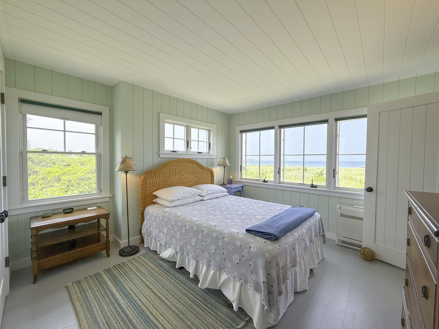 BR1 Queen with Adjoining Hall Bath, First Floor