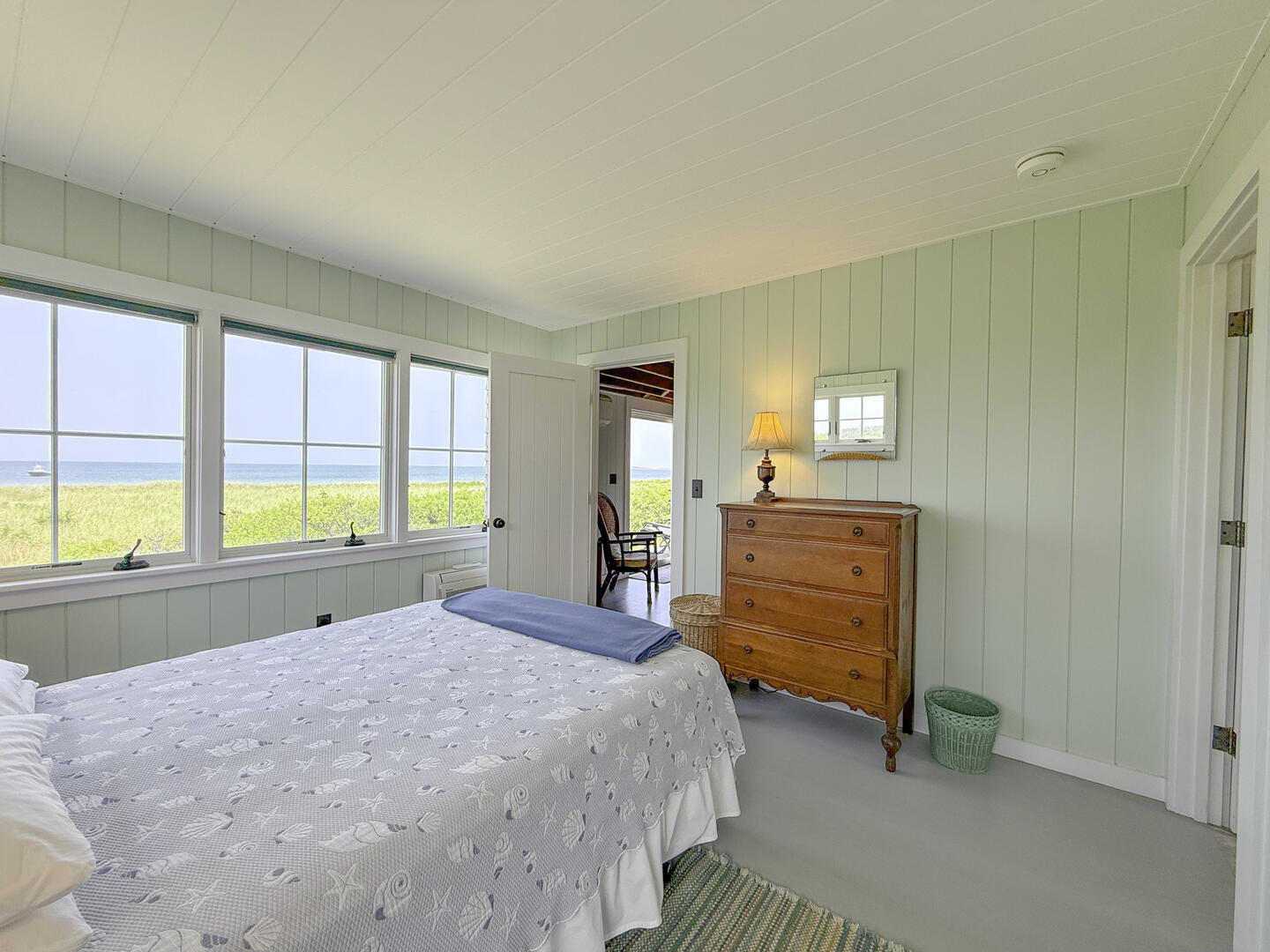 BR1 Queen with Adjoining Hall Bath, First Floor