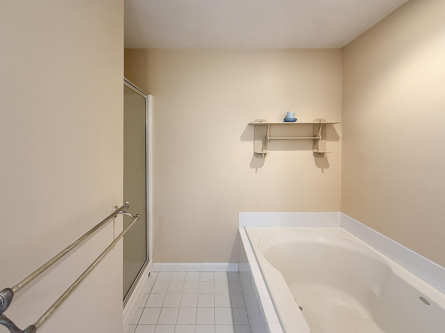 BR1 King En Suite with a Shower Stall 