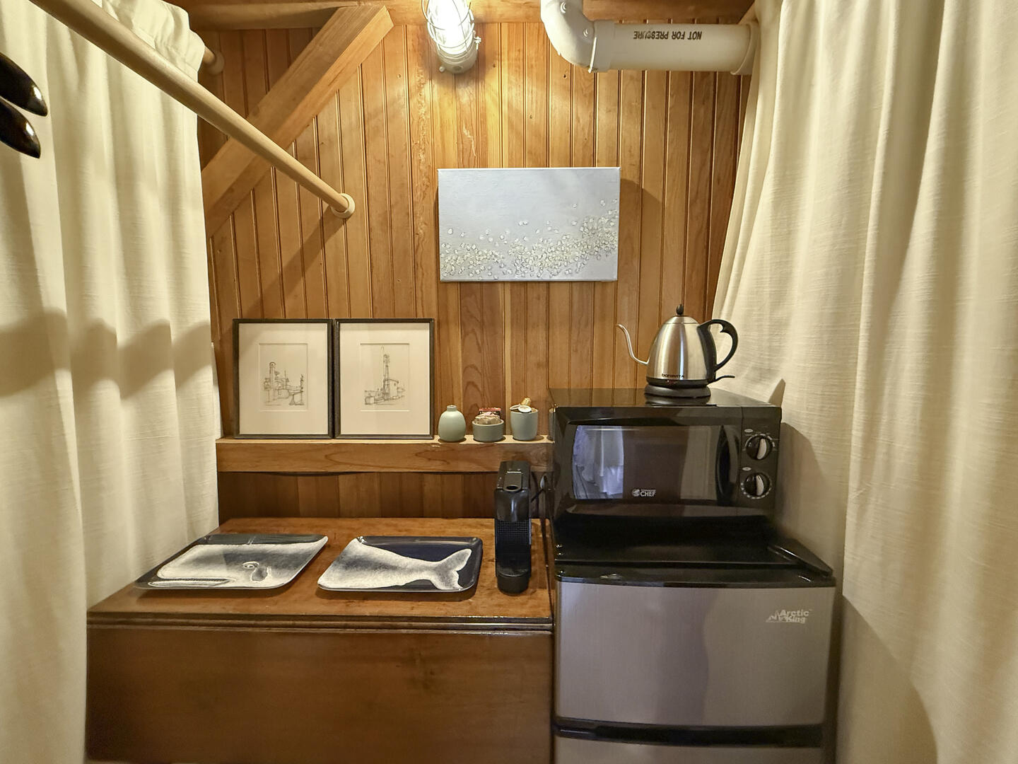 Detached Studio: BR3 Queen En Suite with Half Bath, First Floor