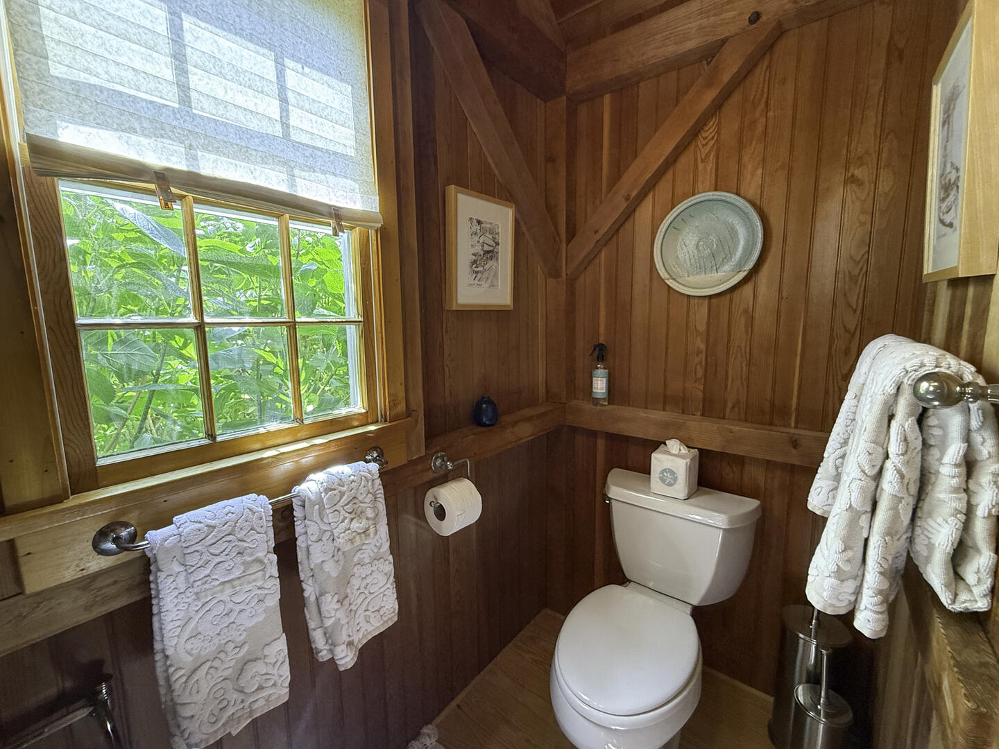 Detached Studio: BR3 Queen En Suite with Half Bath, First Floor