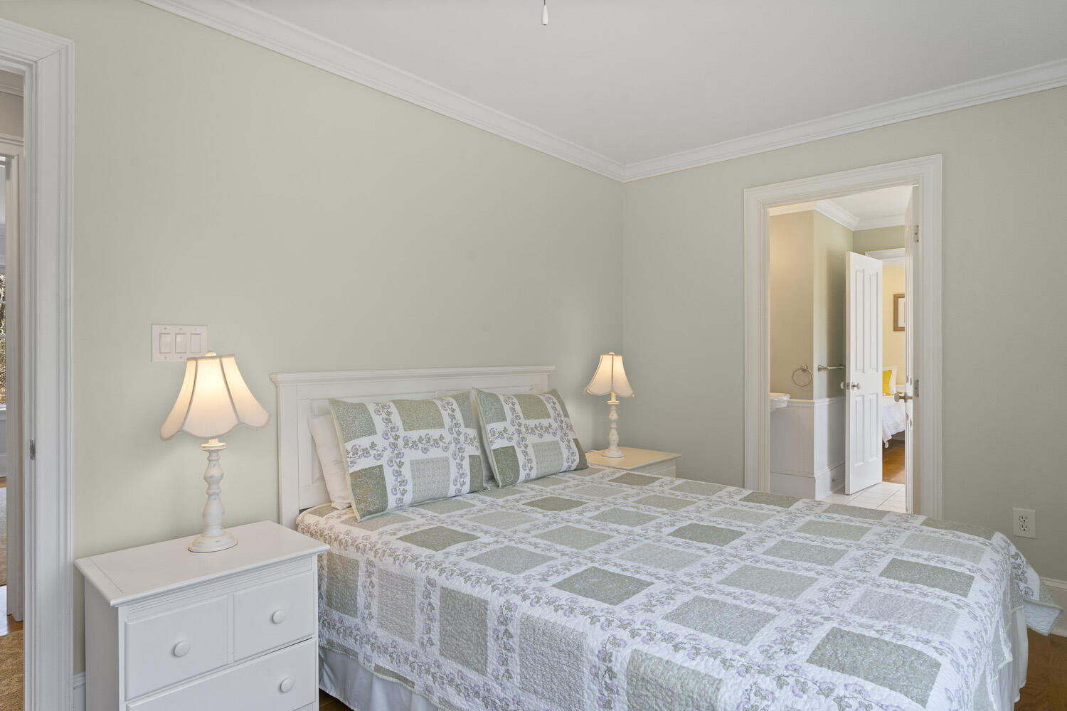 BR3 Queen with Adjoining Bath, Second Floor